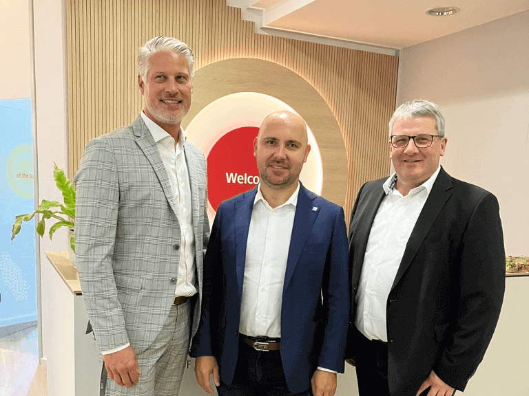 Daniel Rehm (BELECTRIC), Jaroslav Macek (Elevion Groupe) und Dr. Thorsten Blanke (BELECTRIC) beim Besuch des neuen Büros in Berlin. 