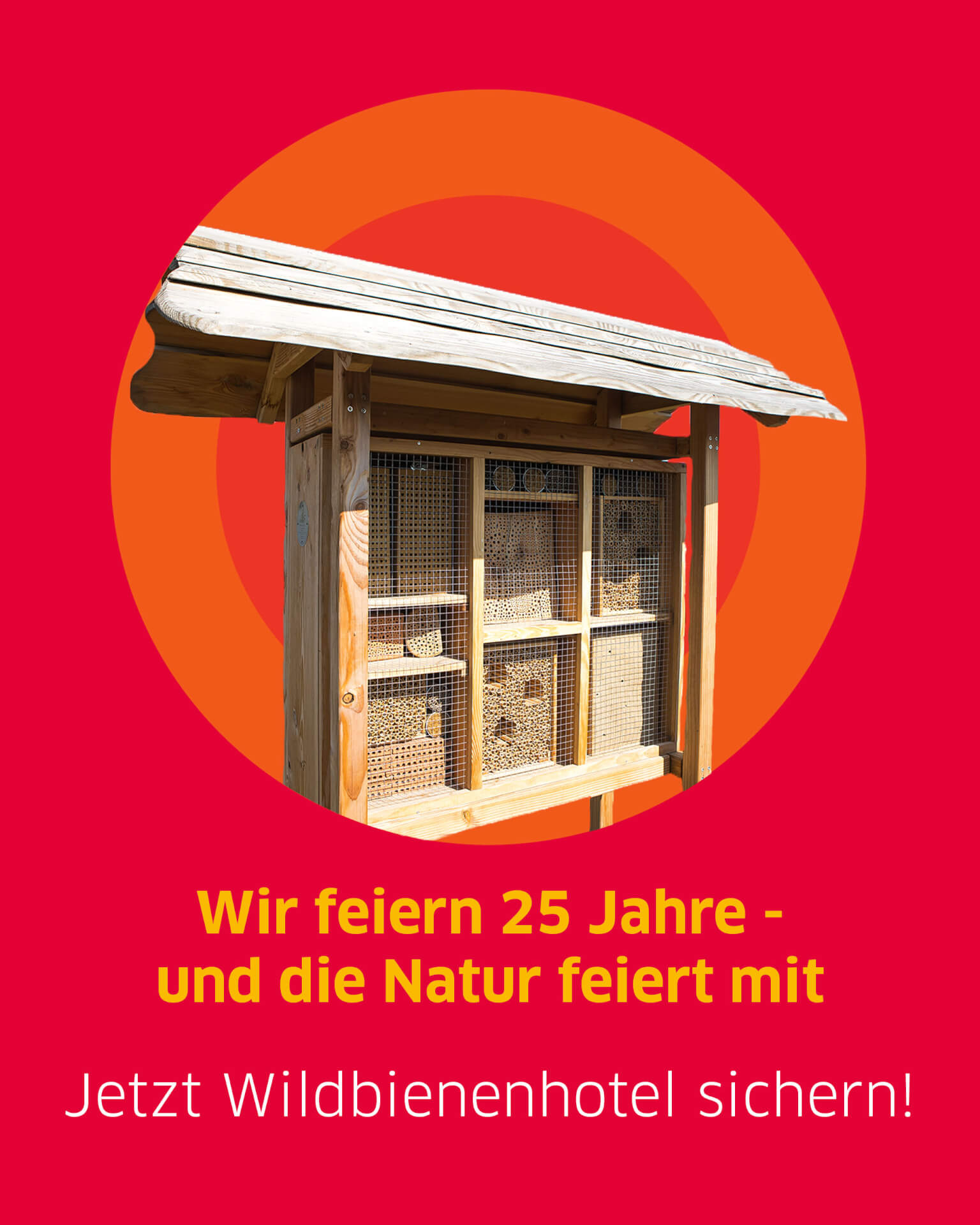 Ein Bienenhotel aus Holz mit einem Dach und verschiedenen Räumen für Insekten. Dazu der Text: "Wir feiern 25 Jahre - und die Natur feiert mit. Jetzt Wildbienenhotel sichern!"
