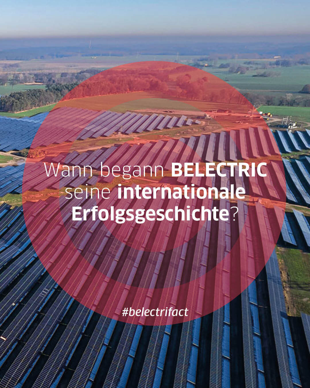Großer Solarpark mit halbtransparenten Kreisen und der Frage, wann BELECTRIC's internationale Erfolgsgeschichte begann