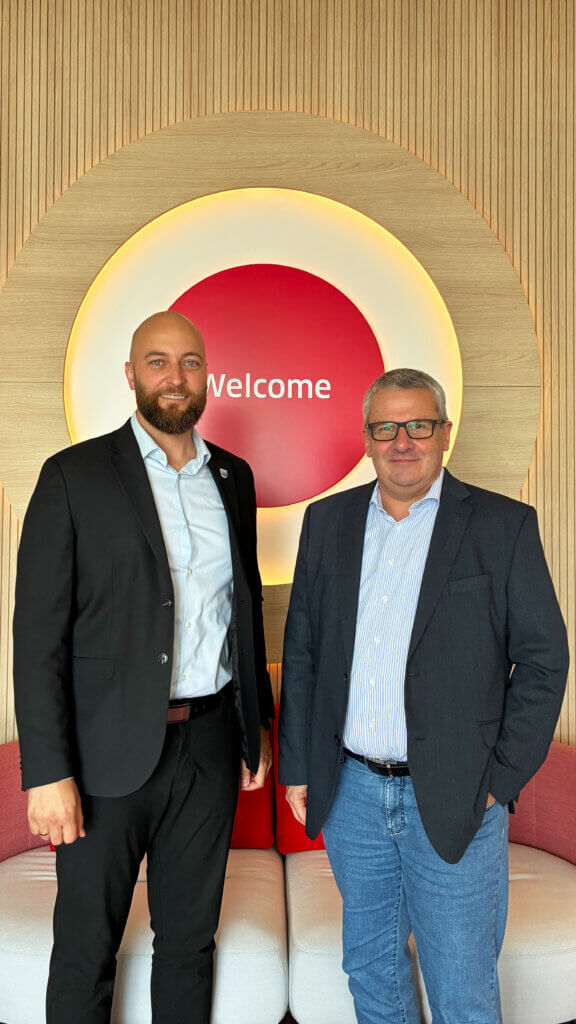 Auf dem Foto sind Bürgermeister von Kolitzheim, Daniel Scheller und CEO von BELECTRIC, Dr. Thorsten Blanke zu sehen.