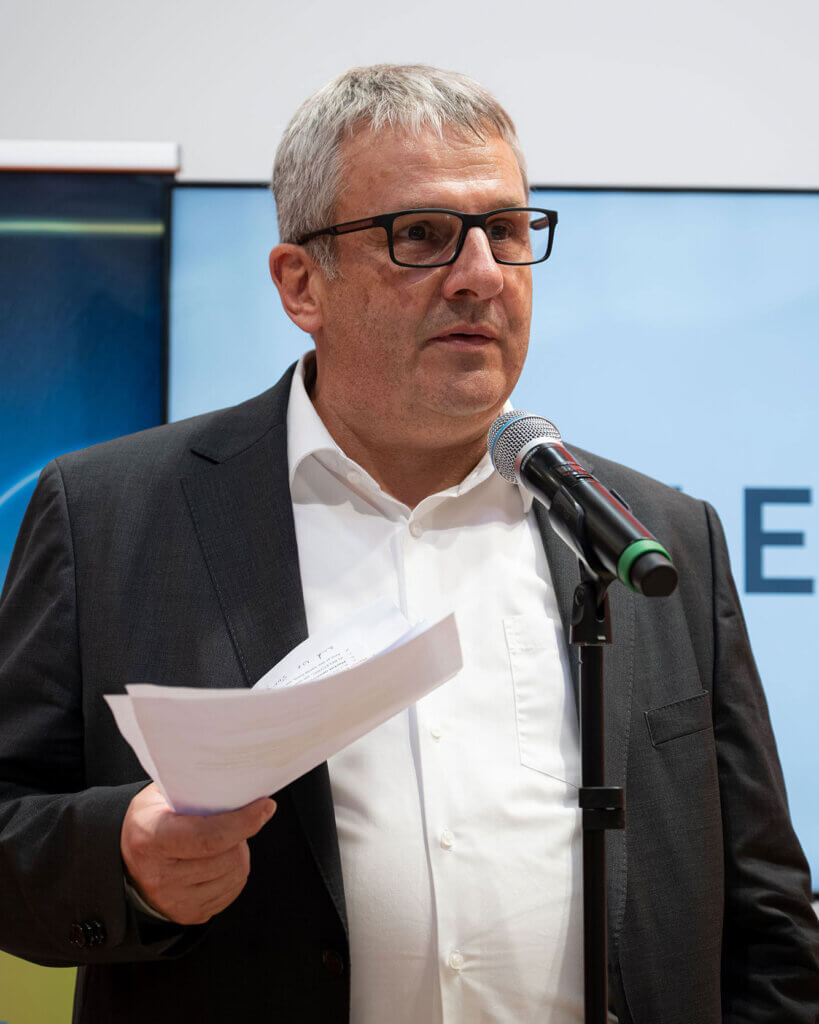 BELECTRIC CEO Thorsten Blanke steht hinter einem Mikrofon