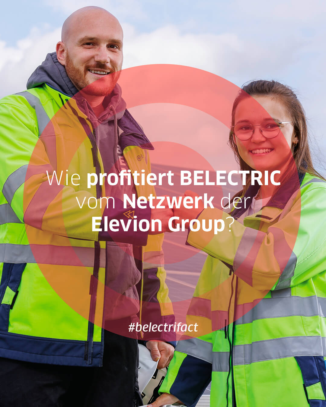 Zwei Mitarbeitende begrüßen sich vor einer Solaranlage darüber die Frage, wie BELECTRIC von dem Elevion Gruppen Netzwerk profitiert