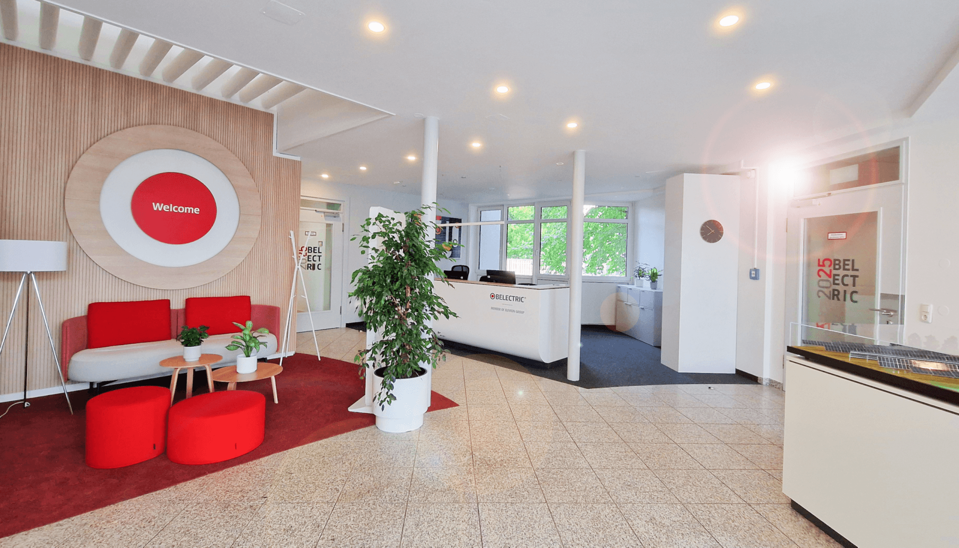 Der Empfangsbereich von BELECTRIC im Headquarter in Kolitzheim, Deutschland.